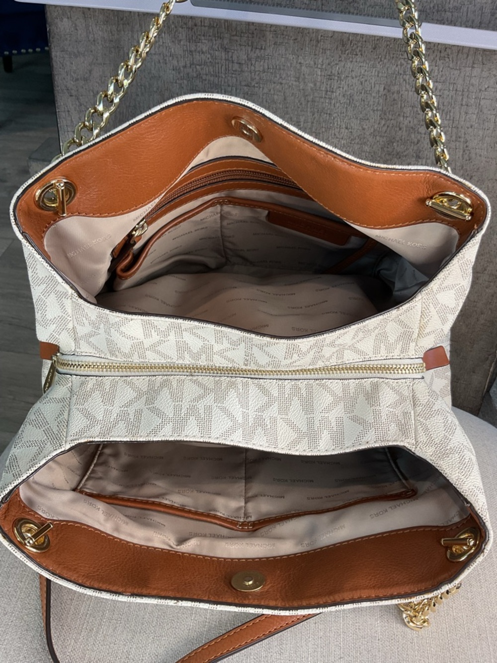 Michael Kors Raven Large Shoulder Tote in Vanilla Signature – Like New! - Picture 13 of 16